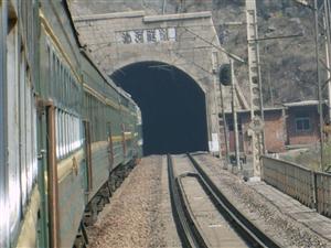 火车过隧道