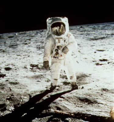 宇航员在月球上