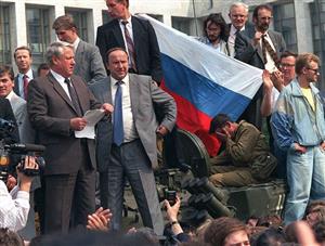 八·一九事件中，叶利钦（左）宣读声明