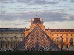 法国巴黎卢浮宫外观