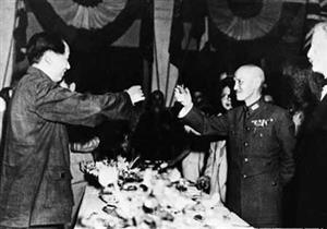 毛泽东与蒋介石在宴会上相互致意