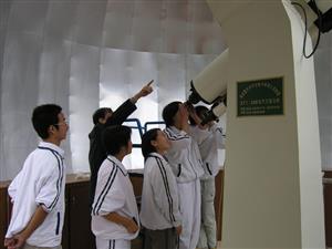 中学生在校内的天文台观测天象