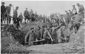 陷入阵地战的士兵在挖壕沟