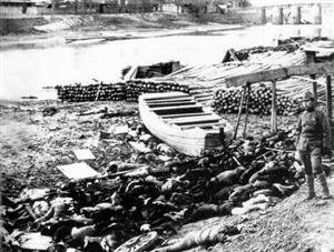 南京大屠杀后日军在布满尸体的江边观望