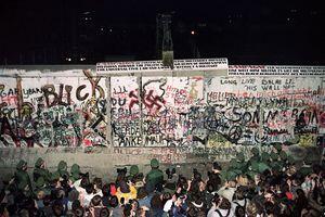 向柏林墙砸去