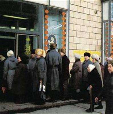 苏联居民排长队购买短缺食品