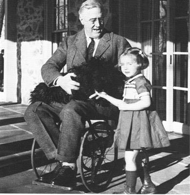 罗斯福坐轮椅的照片
