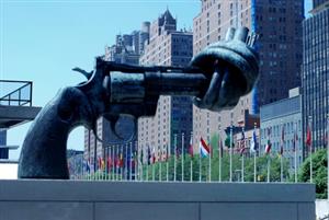 联合国大厦前的和平雕塑