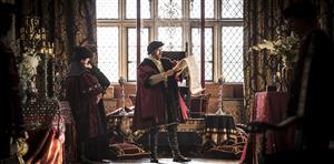 亨利八世在查阅文件（《狼厅》剧照）