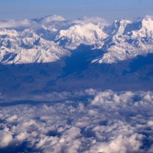 新疆的雪山与戈壁